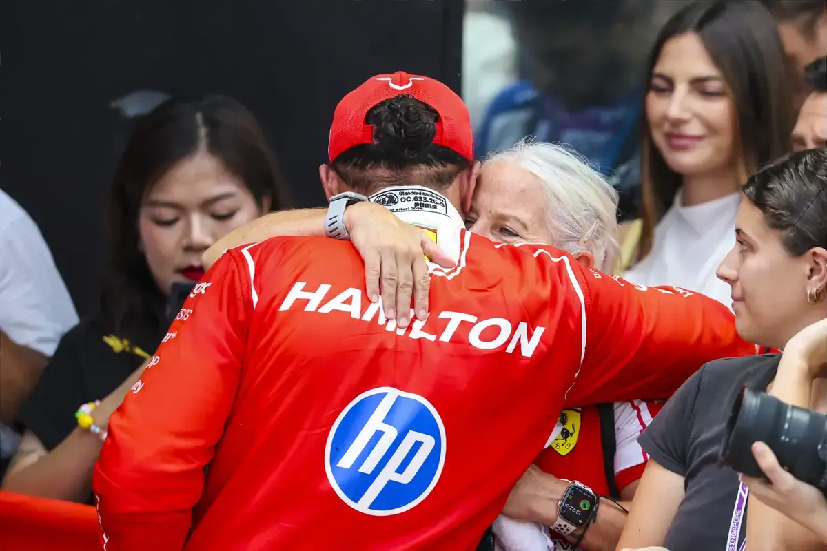 Hamilton voelde zich na de race in Singapore niet goed en werd gecontroleerd