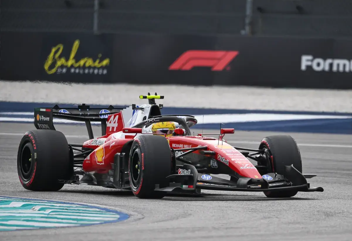 Hamilton staat stil tijdens de formatieronde van de GP van Bahrein en de FIA onderbreekt de start