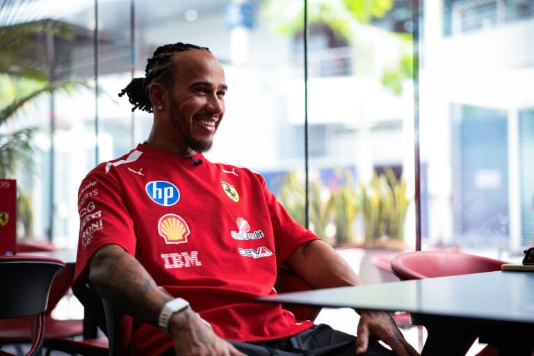 Lewis Hamilton over de run-off: ‘Ik mis de oude tijd met meer gras en grind’
