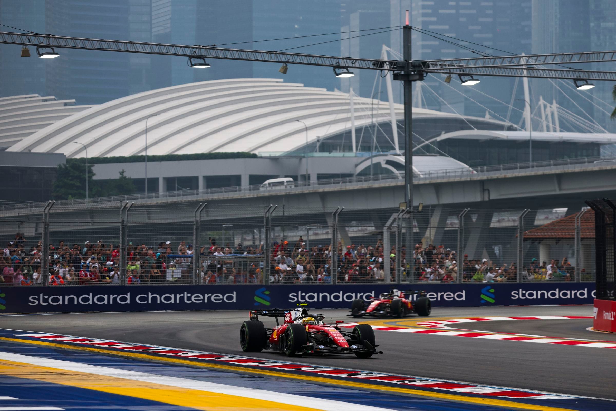 Hamilton en Ferrari moeten volgens Chandhok een nieuwe start maken na strategiefout in Singapore