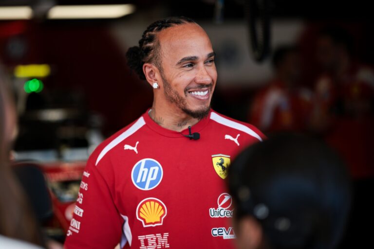 Hamilton over de kritiek op Austin: ‘Ik ben 42 en mijn rug is prima’