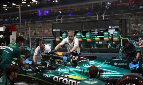 Nieuwe beelden tonen geheimzinnige Aston Martin met F1-neus en Valkyrie-achterkant