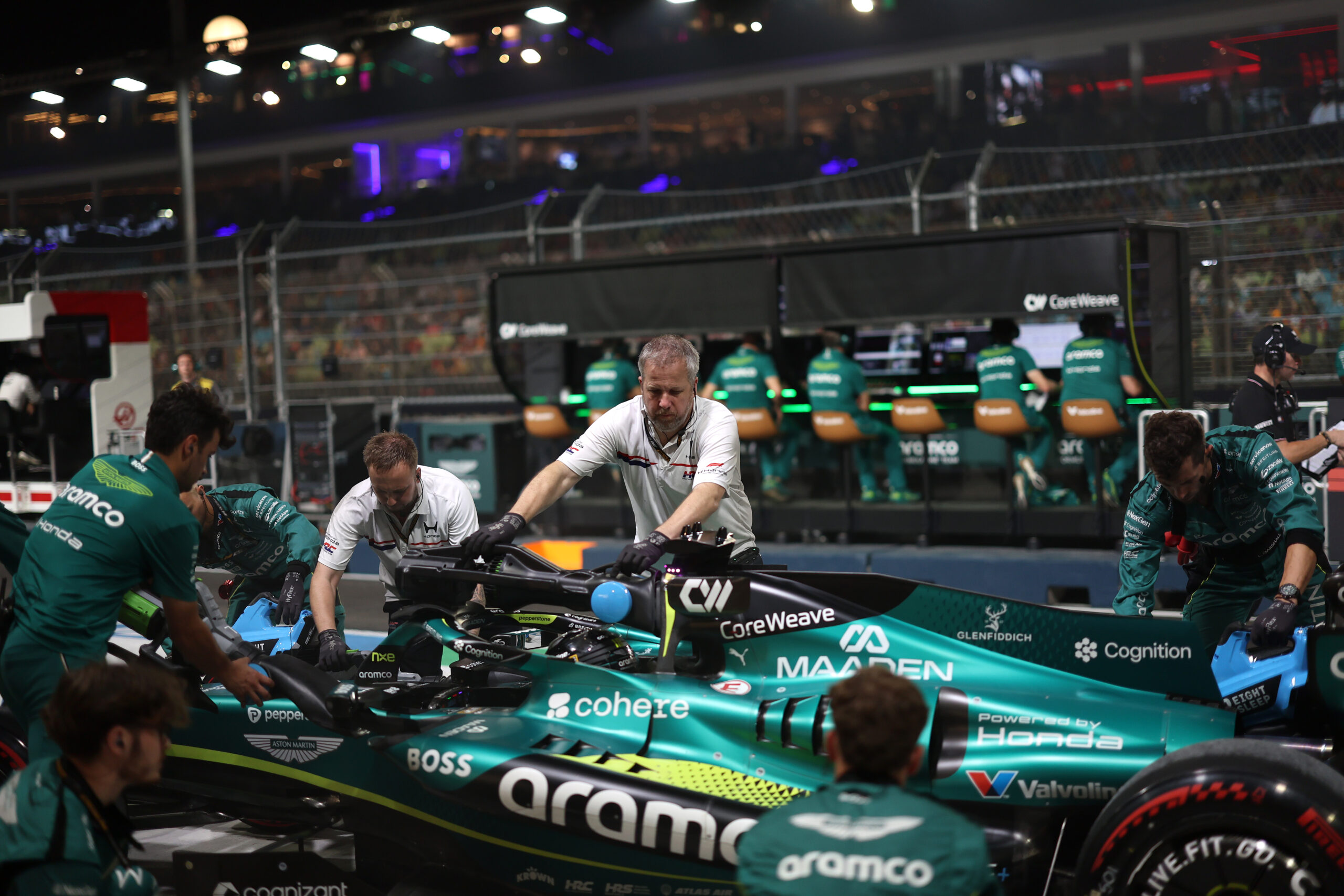 Nieuwe beelden tonen geheimzinnige Aston Martin met F1-neus en Valkyrie-achterkant