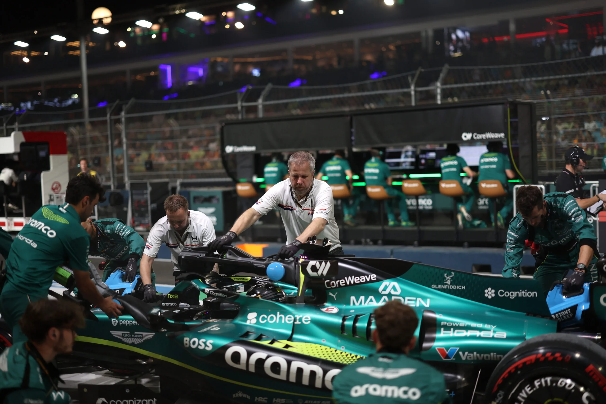 Nieuwe beelden tonen geheimzinnige Aston Martin met F1-neus en Valkyrie-achterkant