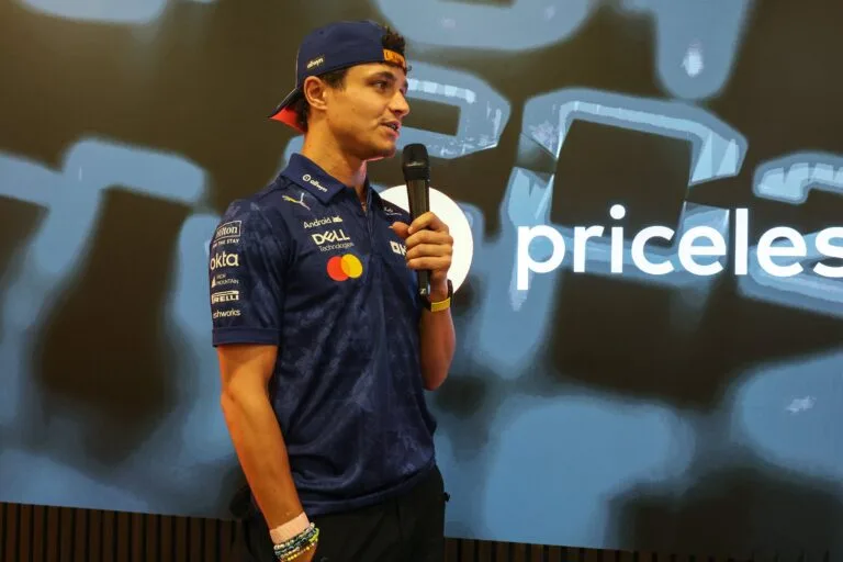 Lando Norris lanceert kledinglijn in een oude benzinepomp in Austin