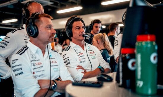 Toto Wolff noemt critici die Mercedes van favoritisme richting Antonelli beschuldigen ‘gekken’