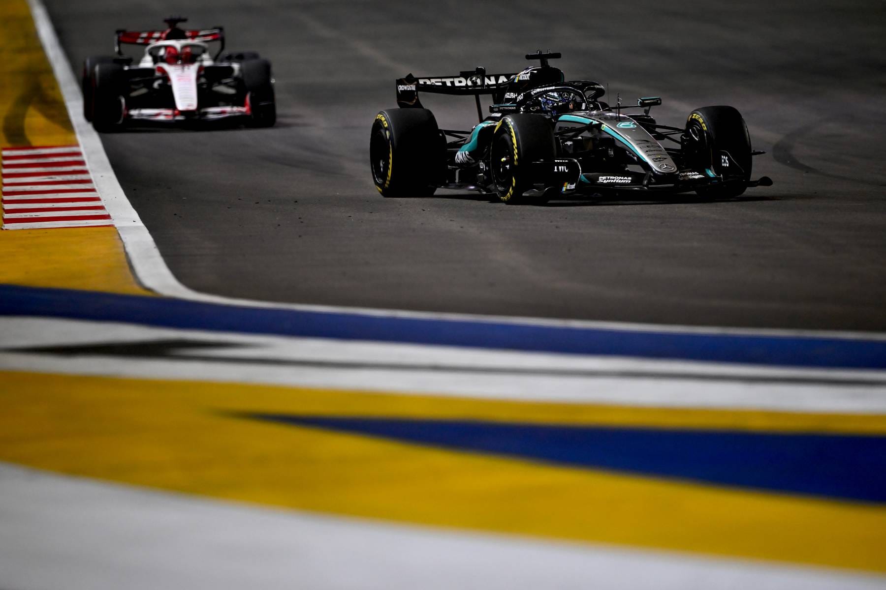 Twee Mercedes W17 op het Marina Bay Street Circuit in Singapore