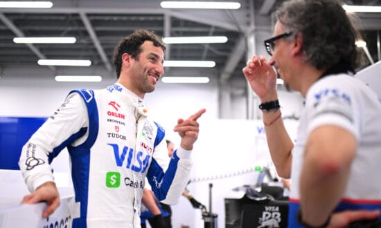 Ricciardo rijdt na de Raptor Rally met countryzanger Rob Baird naar Austin
