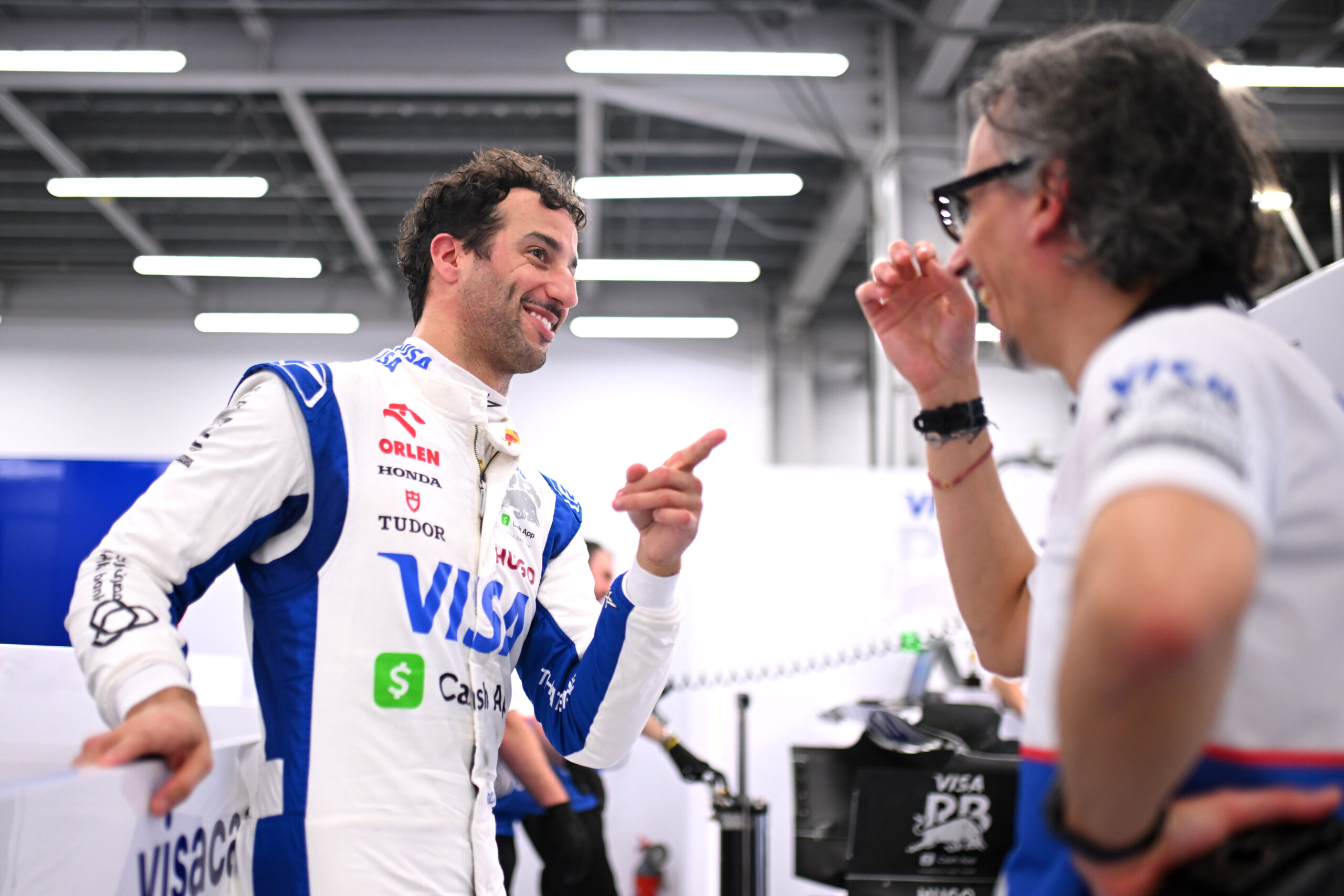 Ricciardo rijdt na de Raptor Rally met countryzanger Rob Baird naar Austin