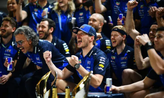 Verstappen grapt over hobbels in Austin, Mercedes bouwde Macarena-vleugel nooit en Camara kiest #50 | F1Head Recap