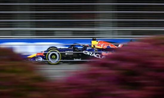 Red Bull zet Verstappen en Hadjar in het wit en fans willen nu ook een witte auto