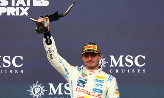 Verstappen oppert gebarentaal voor Red Bull na de race in Austin