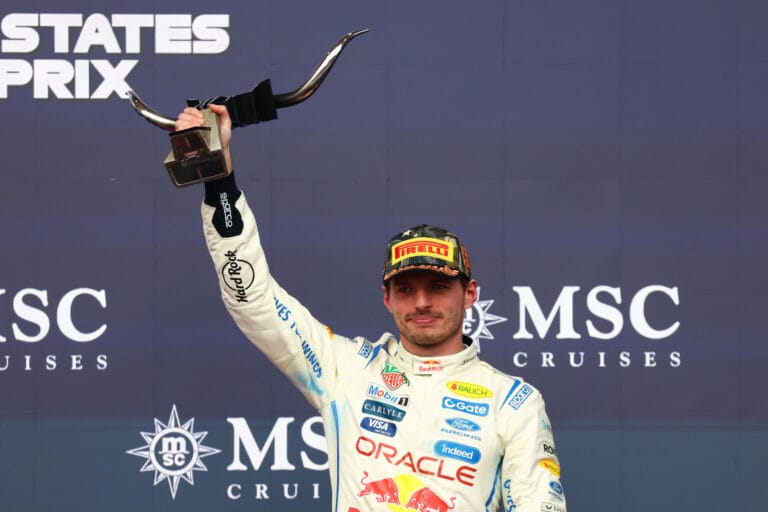 Verstappen oppert gebarentaal voor Red Bull na de race in Austin