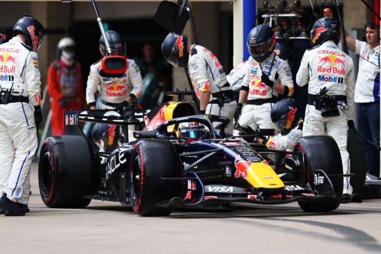 Verstappen raakte in Austin puin en liep schade op, zegt Mekies