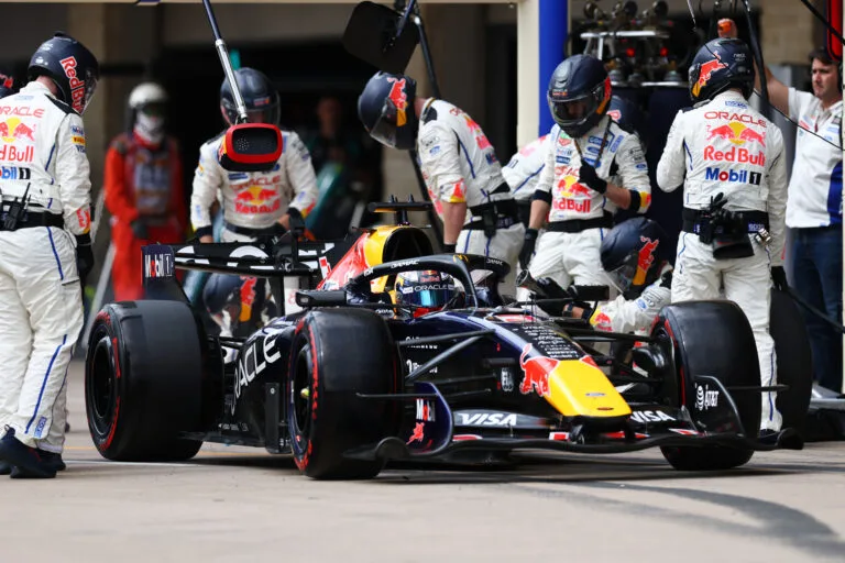 Verstappen raakte in Austin puin en liep schade op, zegt Mekies