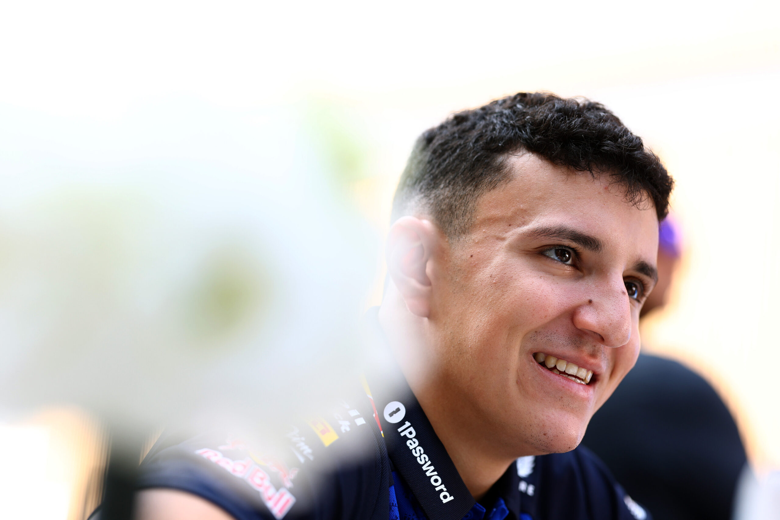 Hadjar krijgt een formele waarschuwing na incident met een fan in de paddock