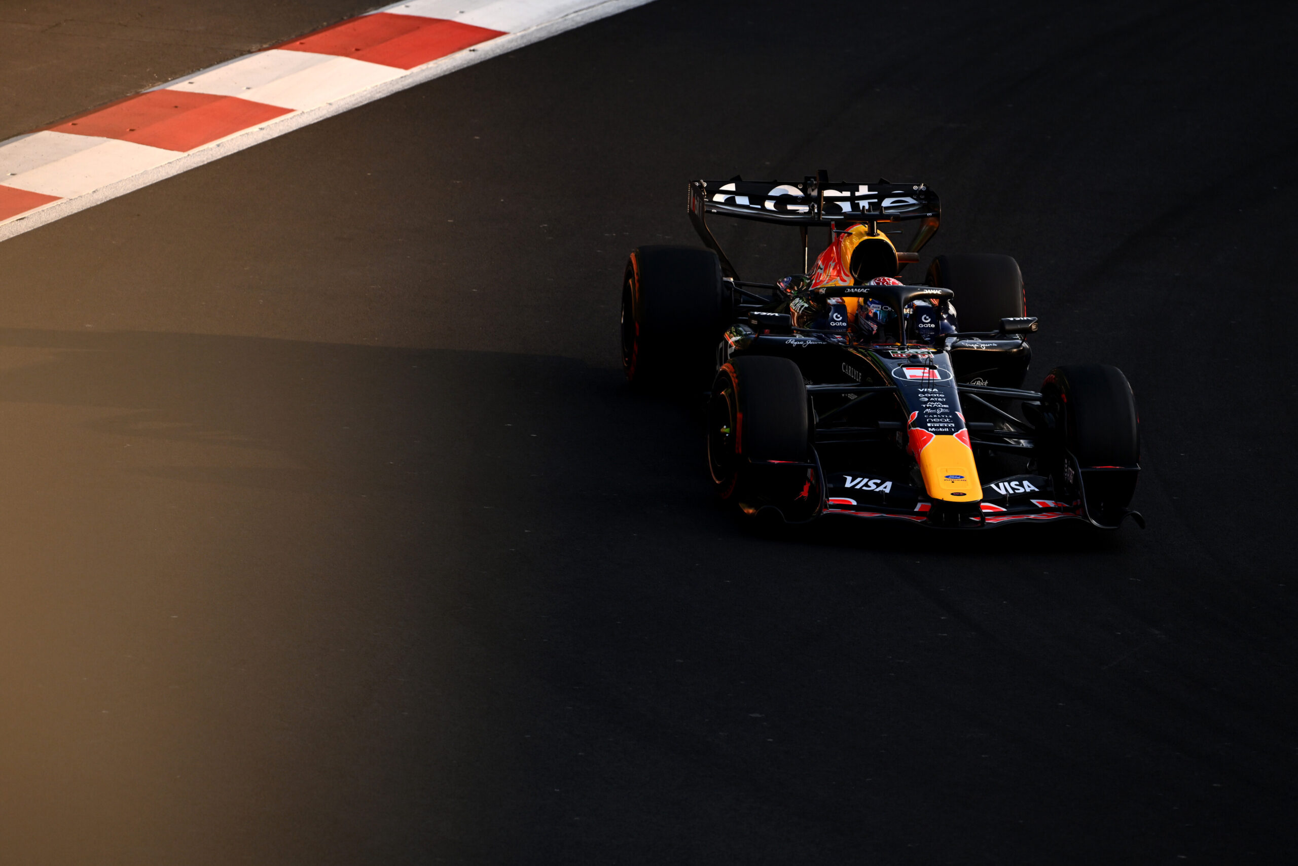 Verstappen en Lawson krijgen een gridstraf van één plaats voor hun botsing in Mexico
