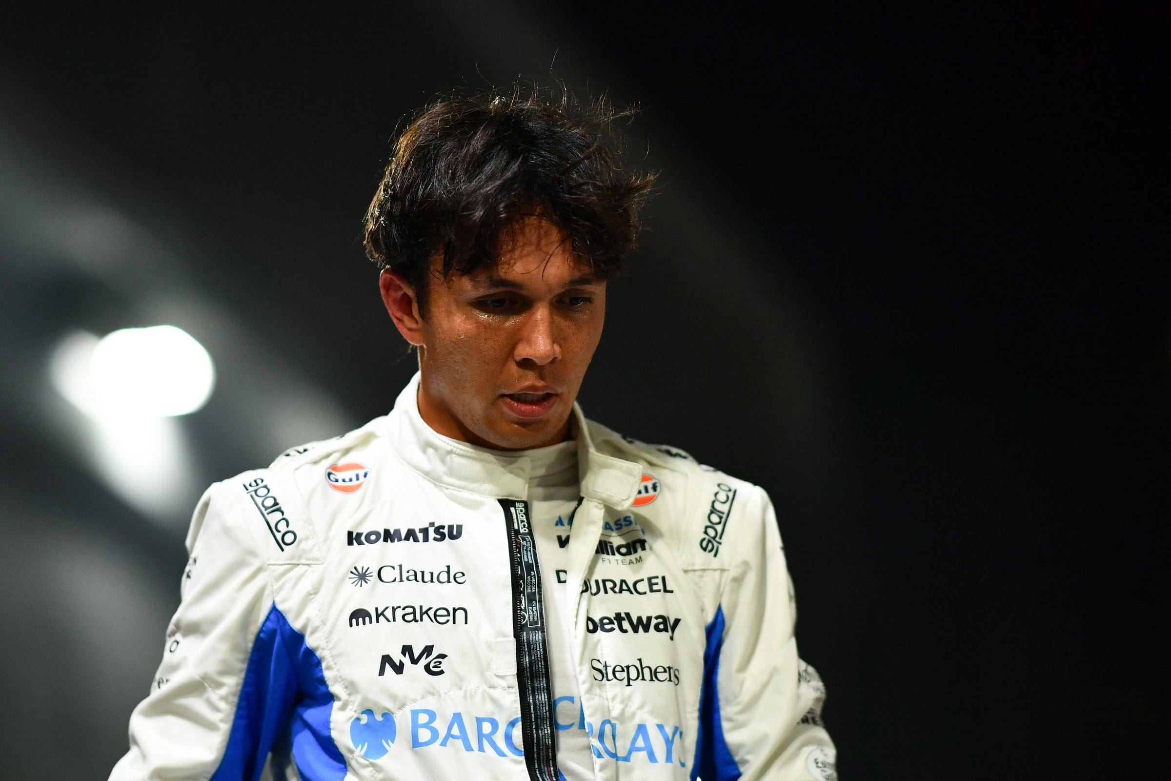 Kettingbotsing in sprint van Singapore: stewards geven Albon, Bortoleto en Bottas geen straf