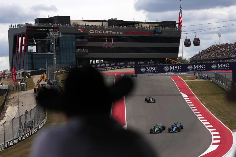 Alonso reed in Austin met de helft van de vloer weg na botsing met Albon