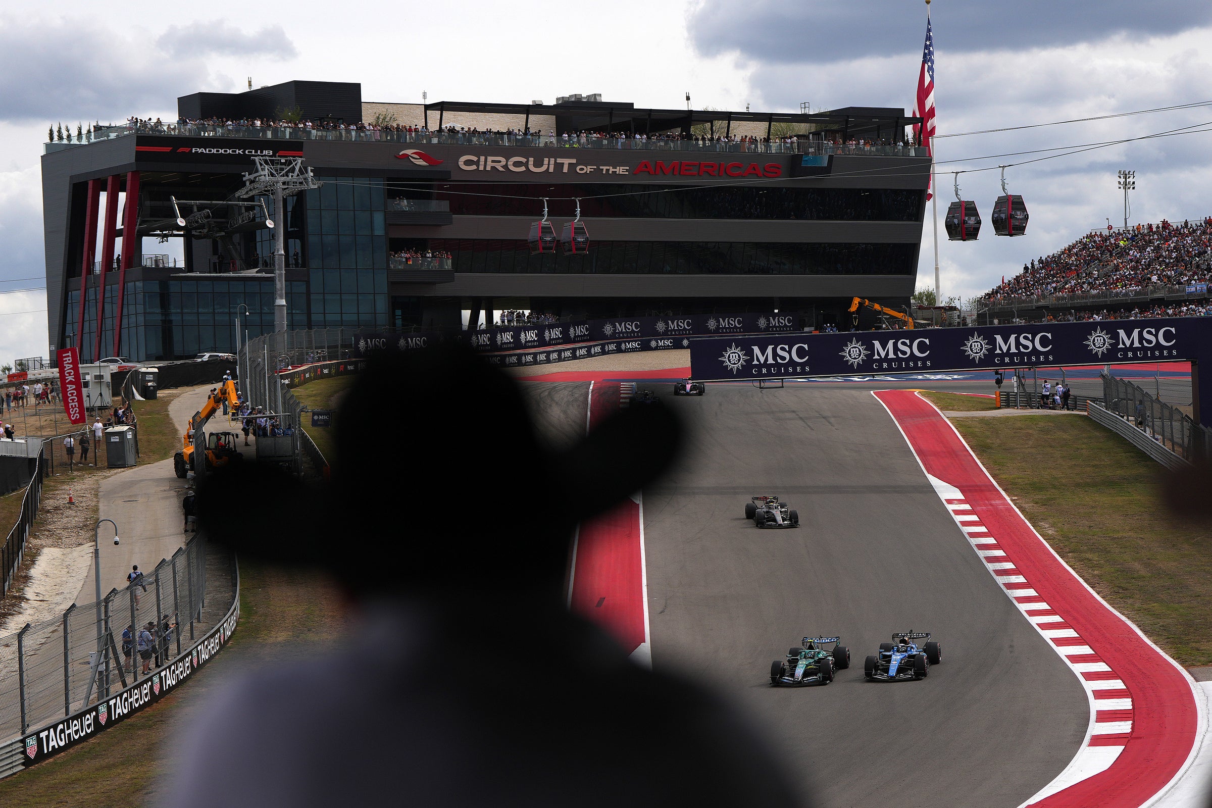 Alonso reed in Austin met de helft van de vloer weg na botsing met Albon