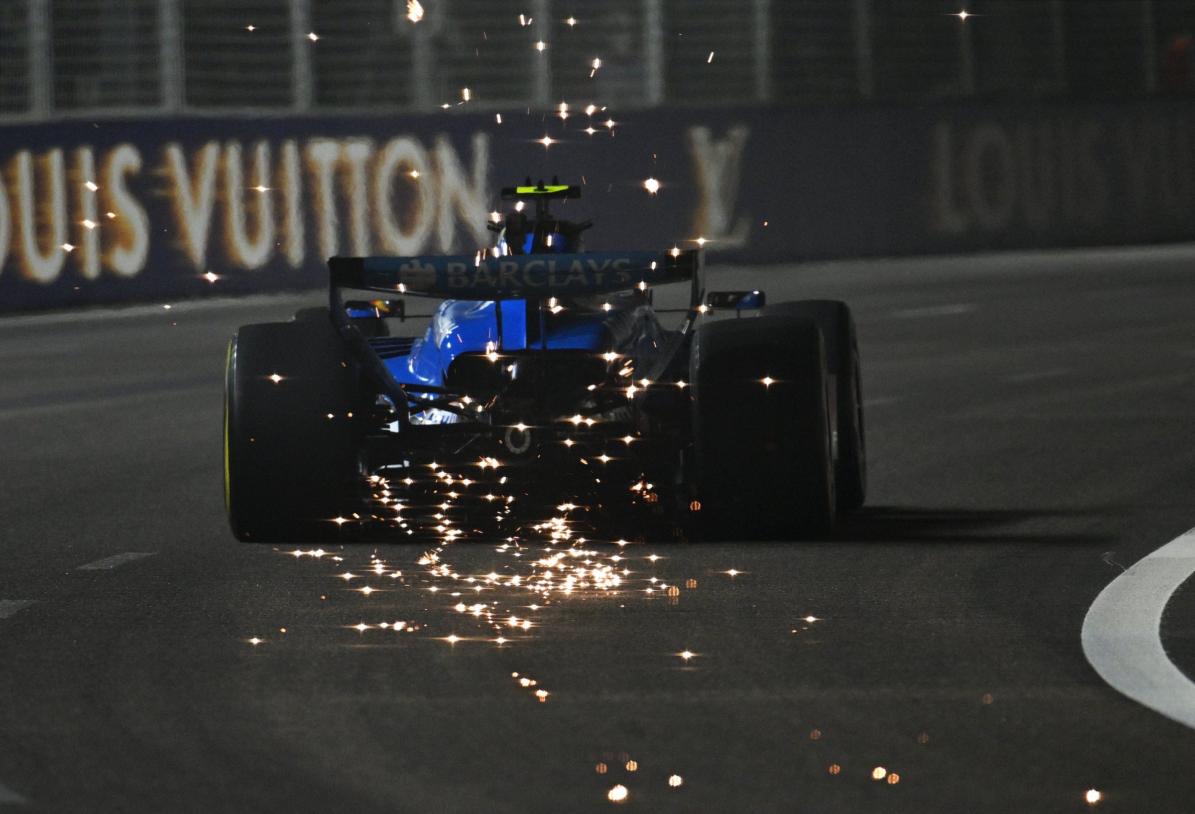 Sainz start sprint in Singapore vanuit de pit lane na wijziging aan de suspensie